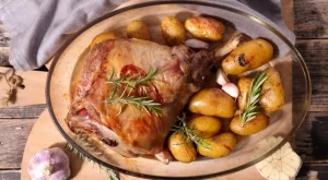 Печено агнешко с ароматни картофи
