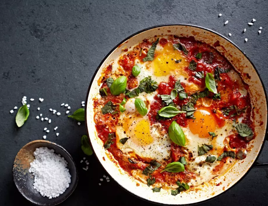 Рецепта на деня: Яйца в доматен сос