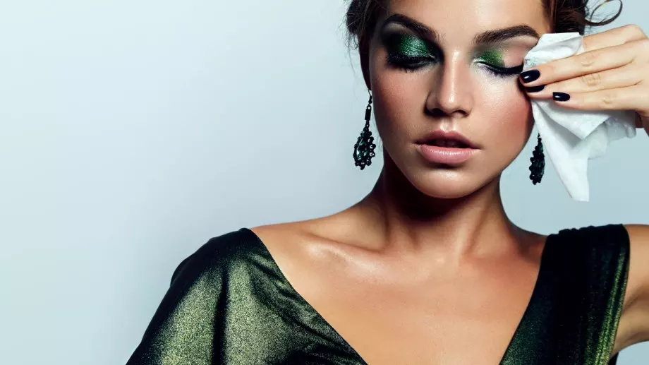 Дамашно средство за премахване на грим, с което ще забравите скъпата козметика