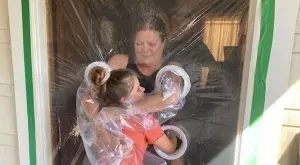 10-годишно дете измисли безопасен начин да прегръща (ВИДЕО)