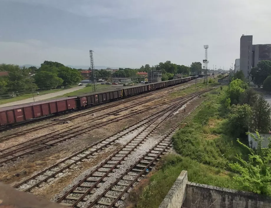 Все още не е възстановено движението на влакове през гарите "Подуене" и "Искър"