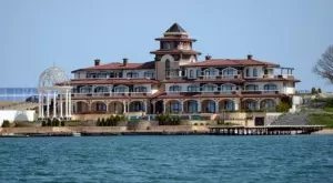 Горят морските сараи на Доган, той е вътре