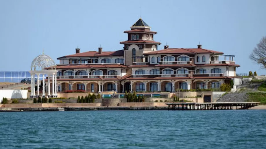 Горят морските сараи на Доган, той е вътре