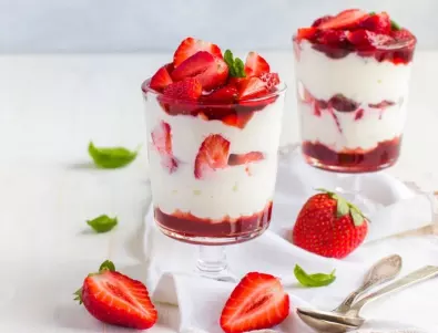 Невероятен летен десерт с мляко, чия и ягоди