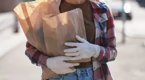 Лекари: Пазят ли ръкавиците от коронавирус