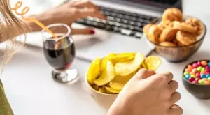 Великобритания забранява рекламата на вредни храни