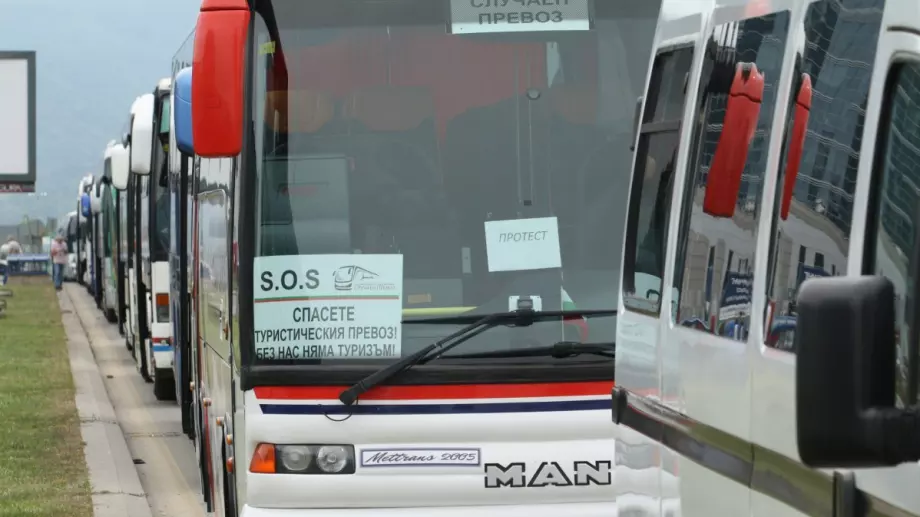 142 автобусни превозвачи си разделиха 9,3 млн.лева
