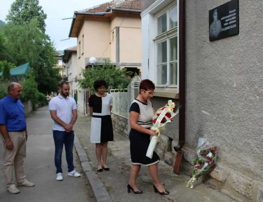 Кметът на Тетевен поднесе цветя пред паметната плоча на генерал Владимир Вазов