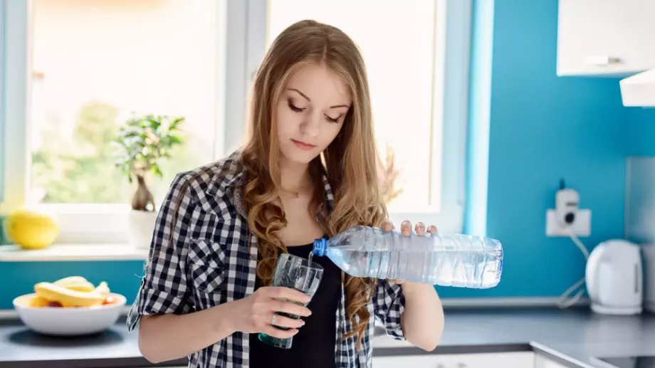 Защо не бива да пием вода от пластмасова бутилка?