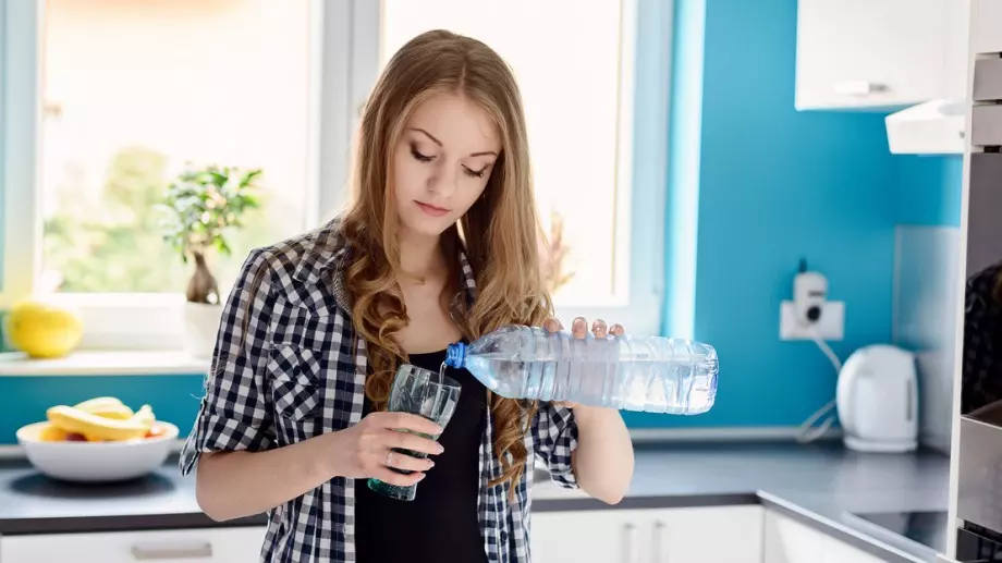Неприятна изненада: Ето колко пластмаса се съдържа в шише минерална вода