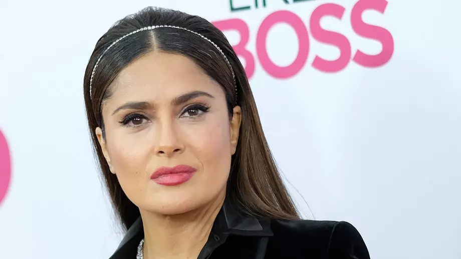 Салма Хайек влезе в Барби тренда по бански и на 56 (СНИМКА)