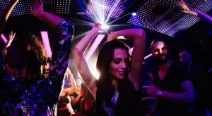  {{ otherArticle[0].article.title }} 