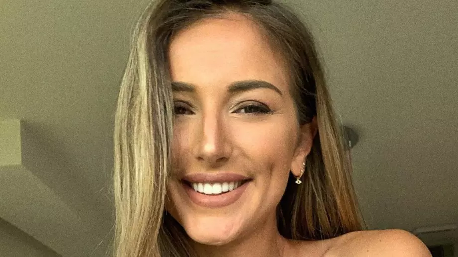 Алекс Петканова изненада с нова прическа (СНИМКИ)