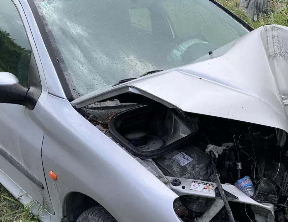 Челен удар на две коли край Велико Търново, трима са ранени