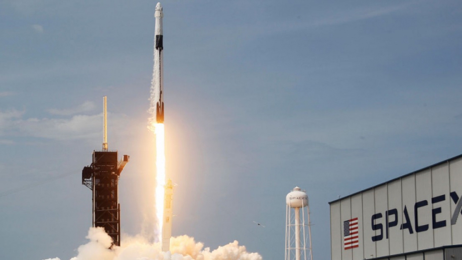 SpaceX космическата компания на милиардера Илън Мъск ще изстреля сателит