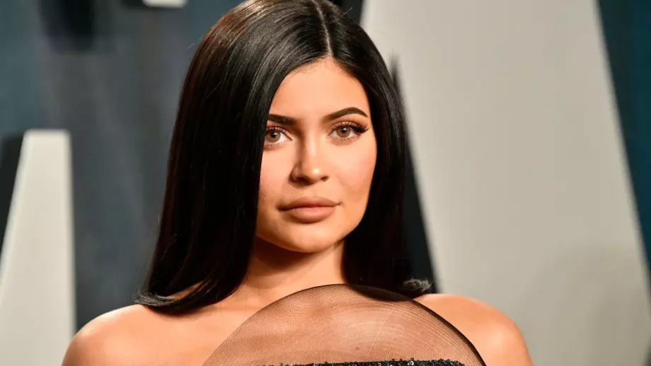 Кайли Дженър е неузнаваема, махна филърите? (СНИМКИ)