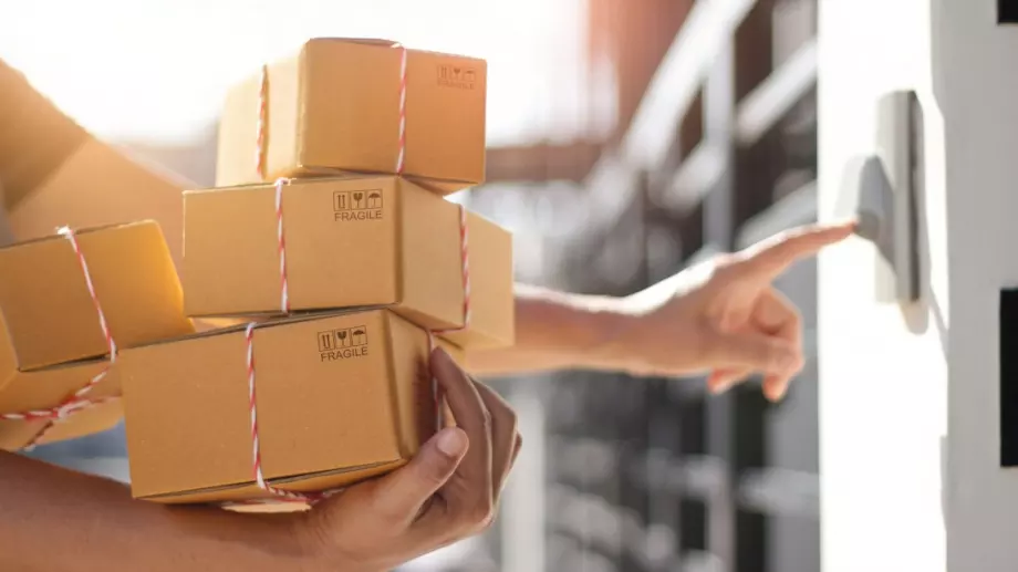 Опашки за подаръци пред куриерските фирми