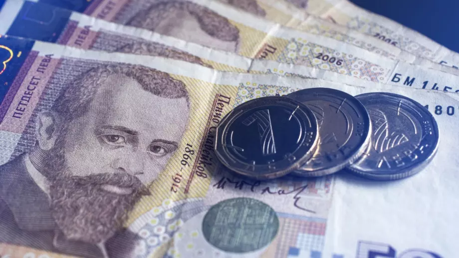 Средната заплата се вдигна, но още е под инфлацията