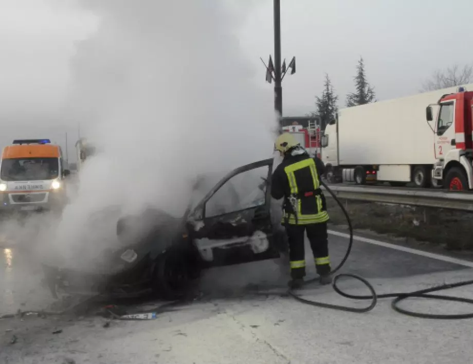 Кола се запали на АМ "Струма" между Дупница и Благоевград