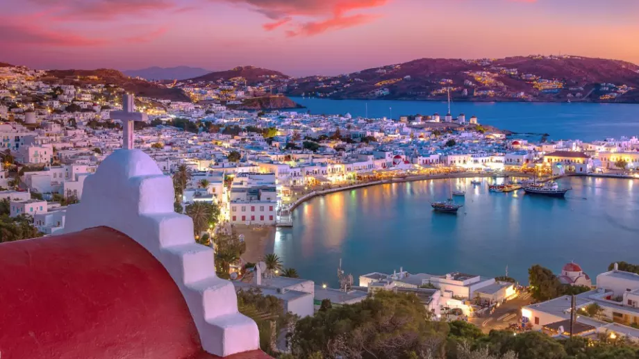 Гърция наложи вечерен час в курортите си 