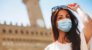 Как да се грижим за кожата и грима си, когато носим маска