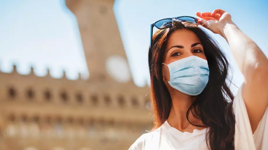 Как да се грижим за кожата и грима си, когато носим маска