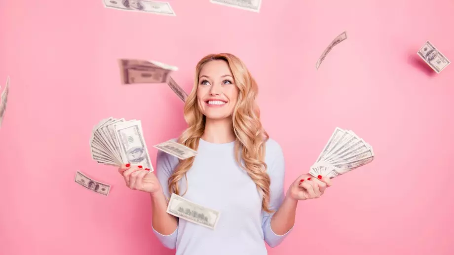 Зодиите, които ще имат много ПАРИ през юли