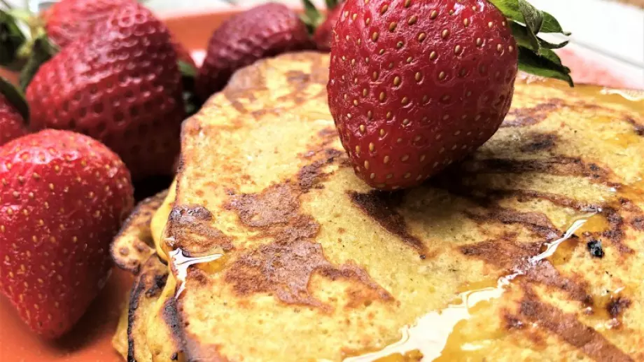 РЕЦЕПТА НА ДЕНЯ: Ароматни бананови палачинки с овесени ядки - за всеки ценител на здравословните десерти