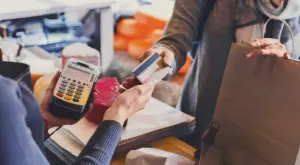 Близо 25 млрд. лева платихме с карти през миналата година, банкоматите продължават да намаляват