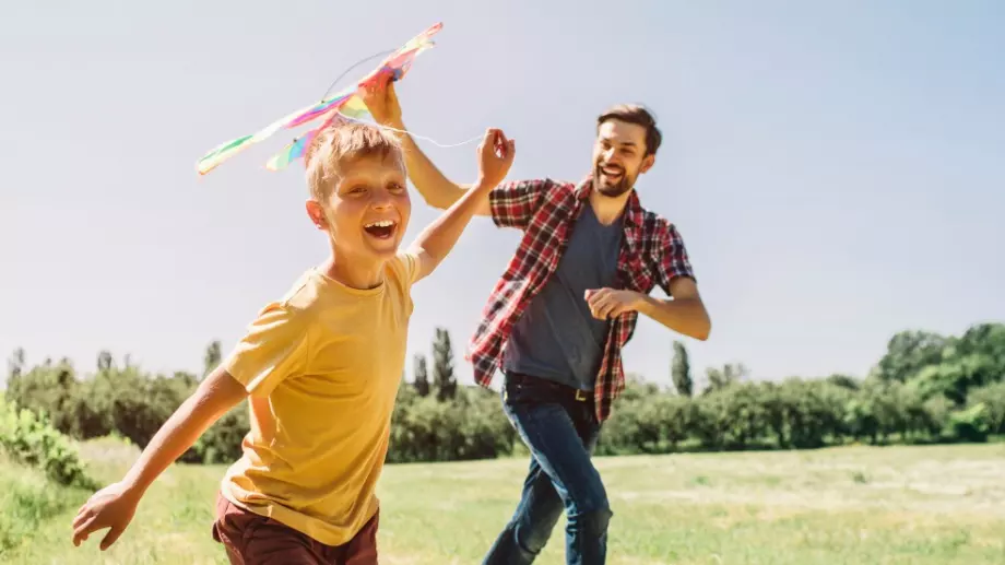 Виц на деня: Баща и син се разхождат