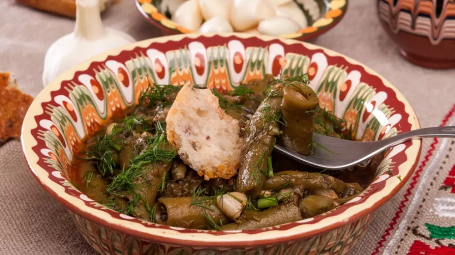 Вкусна яхнийка с моркови и бакла