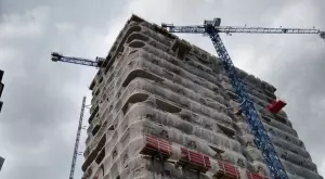 Спират строежа на небостъргача „Златен век”