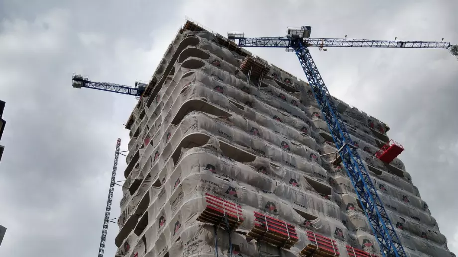 Спират строежа на небостъргача „Златен век”