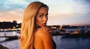 Нора Недкова на косъм да падне в морето с джипа си (СНИМКА + ВИДЕО)