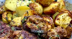 Ориенталски мини кюфтенца с пресни картофки 