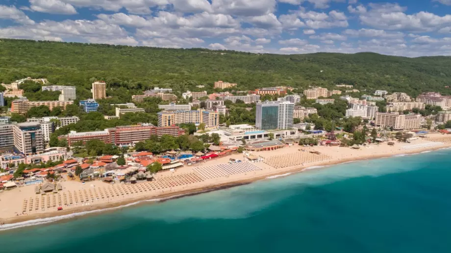 България чака чужденци в опит да спаси сезона