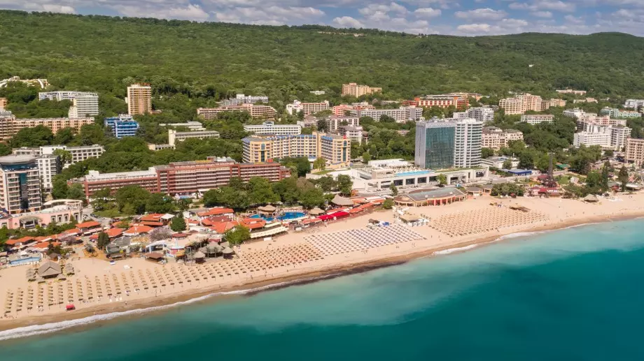 В 4 от 10 проверени обекта по Черноморието има данъчно нарушение