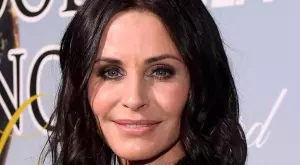 Кортни Кокс стана на 56 и се показа по бански (ВИДЕО)