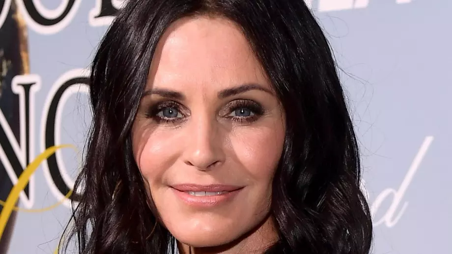 Кортни Кокс стана на 56 и се показа по бански (ВИДЕО)