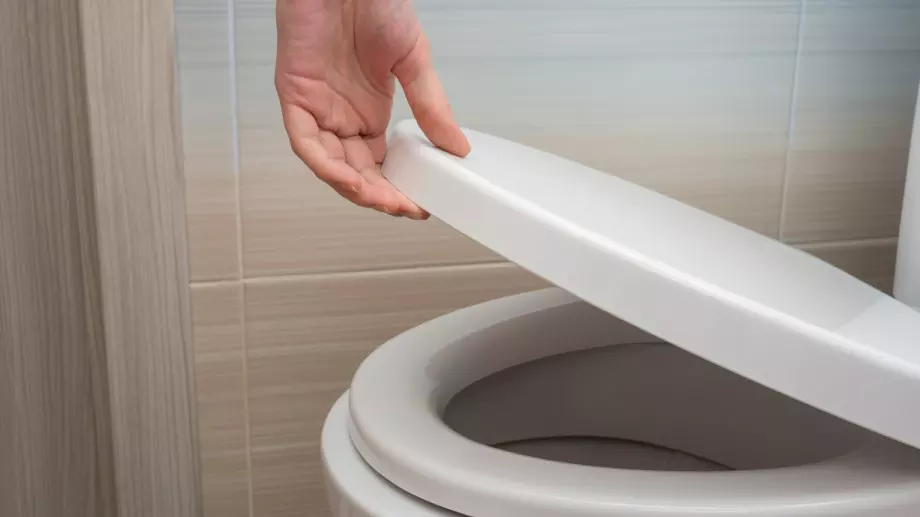 Вечерен виц: Влиза един в обществената тоалетна