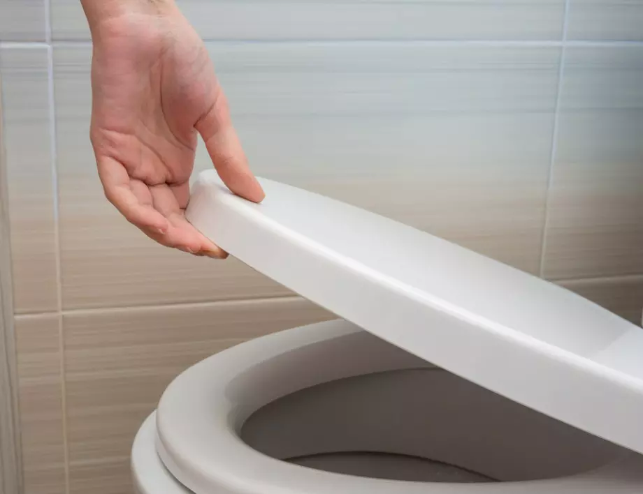 Мързеливите домакини знаят как да почистят тоалетната само с 3 съставки - от варовика и ръждата не остава и следа