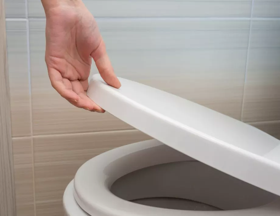Бабиният трик за искряща от чистота тоалетна - трябва ви само 1 чаша от това