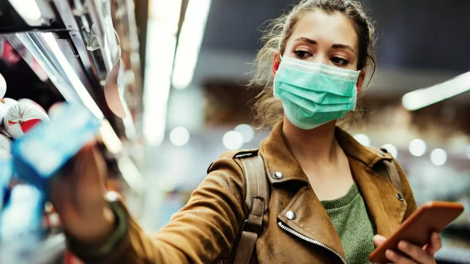 Връщат задължителното носене на маски на закрито 