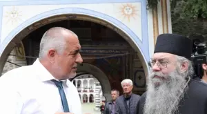 Глобяват с 300 лв. премиера Борисов, бил без маска в Рилския манастир