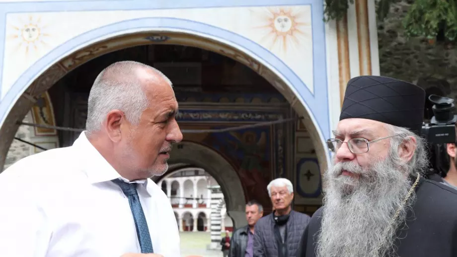 Глобяват с 300 лв. премиера Борисов, бил без маска в Рилския манастир