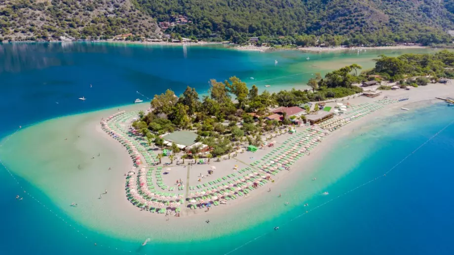 Германия праща пенсионерите си на почивка, за да пестят газ?