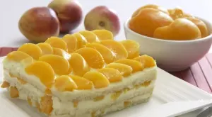 Лесна бисквитена торта с плодове