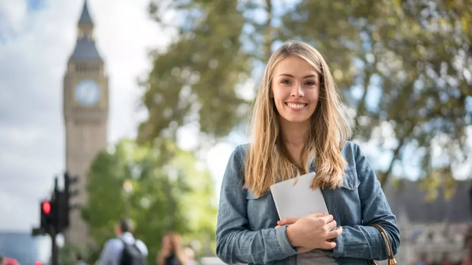 Великобритания вдига драстично студентските такси за европейци