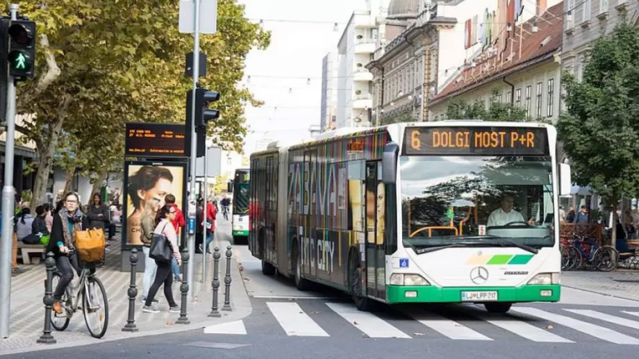Пенсионерите в Словения вече пътуват безплатно