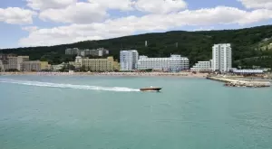  {{ otherArticle[0].article.title }} 